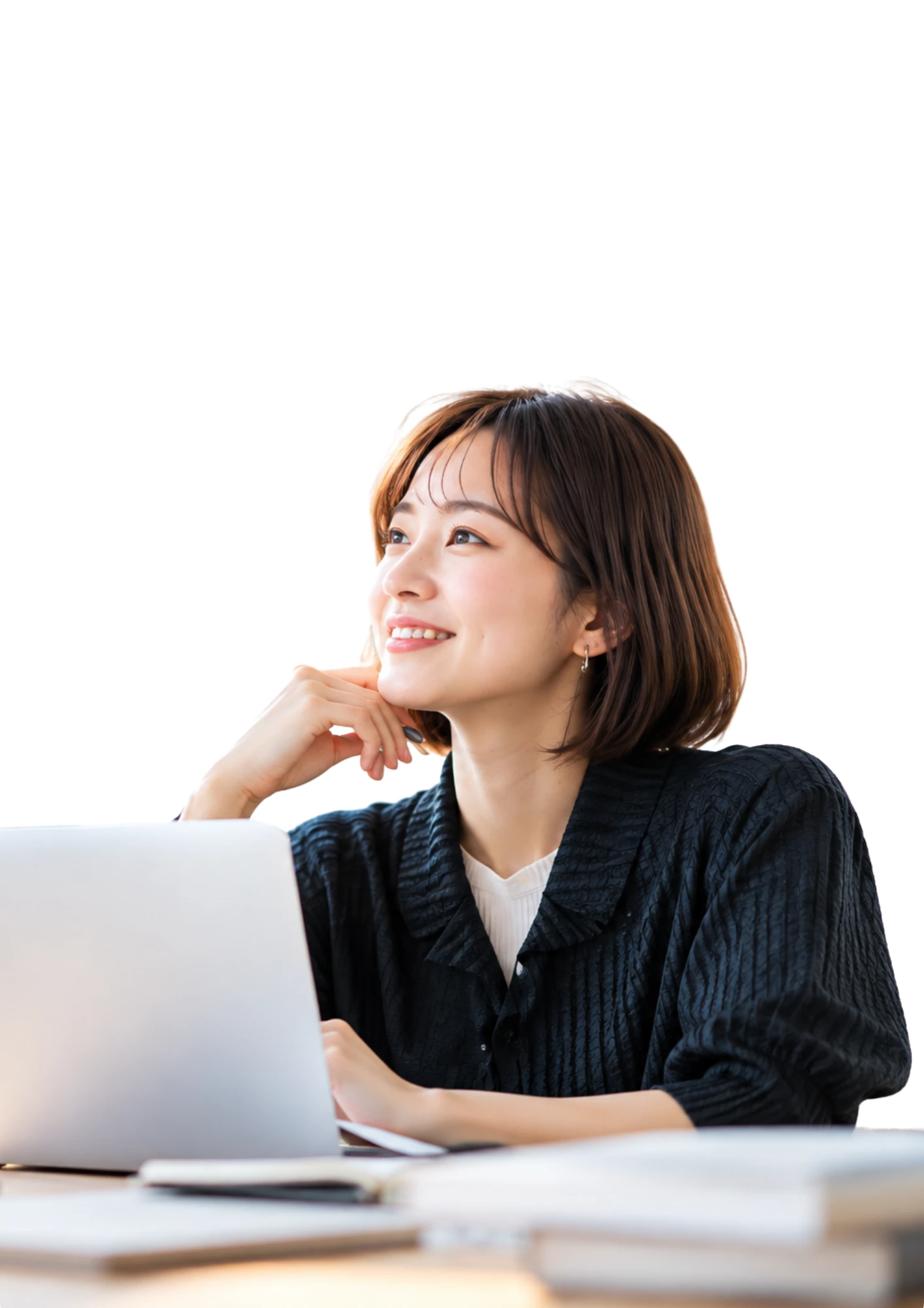 ノートPCの前で微笑む女性