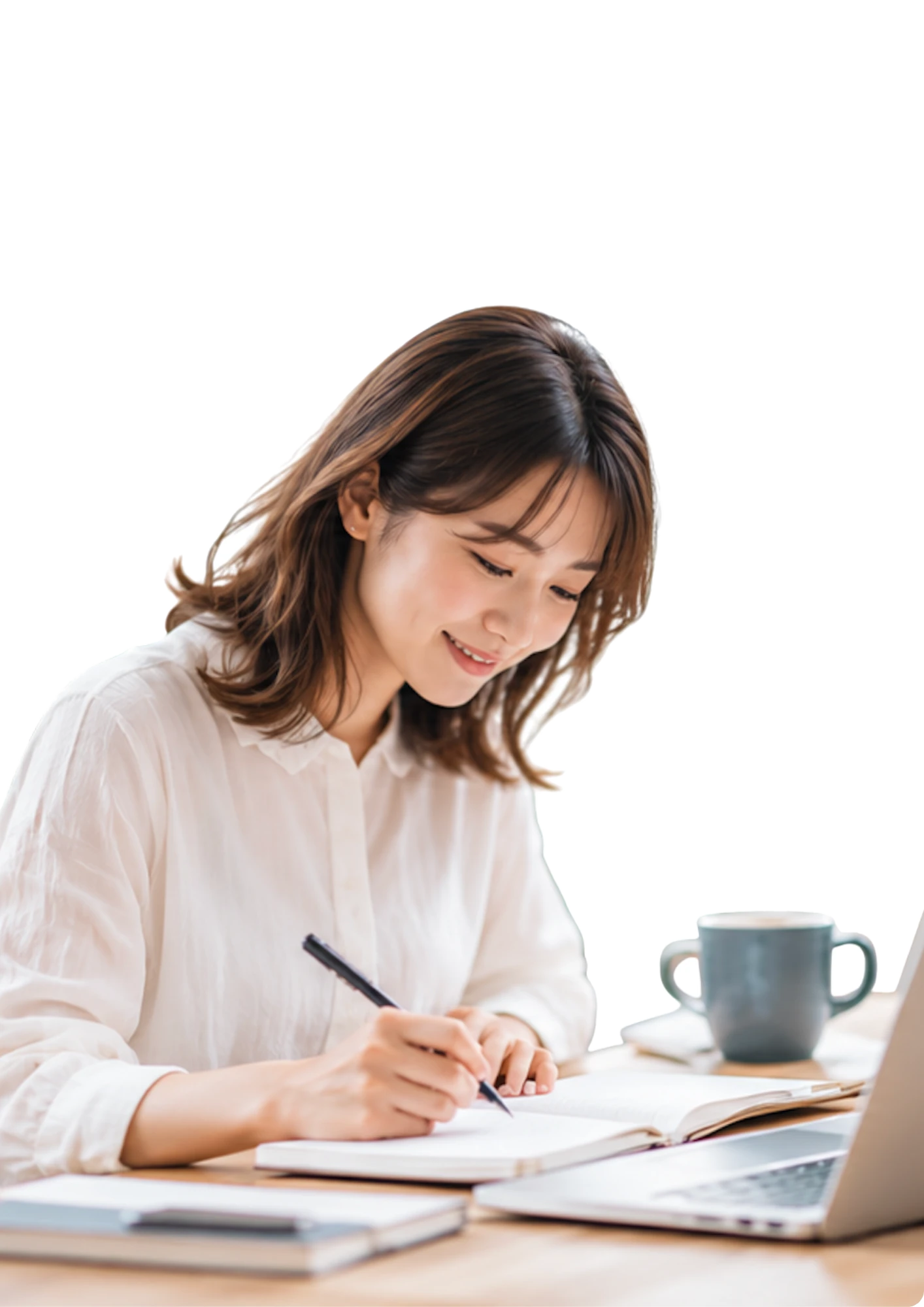 ノートに書き込みながら学ぶ女性