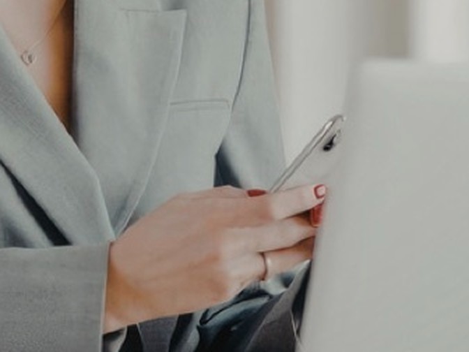 スマートフォンを操作する女性